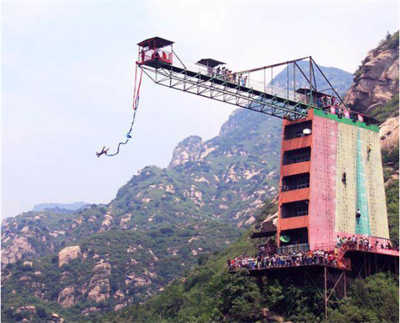 中国十大蹦极圣地排行榜：澳门塔蹦极高达338米超刺激